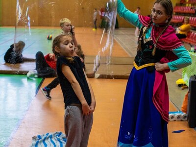 Uczestnicy imprezy "Bezpieczne ferie 2024" i zabawa z bańkami