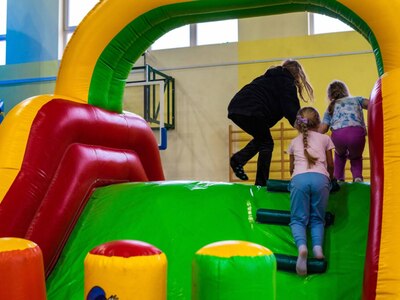 Uczestnicy imprezy "Bezpieczne ferie 2024" na dmuchańcach