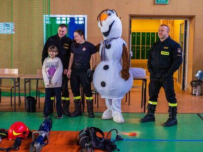 Pamiątkowe zdjęcie przy stoisku strażaków podczas "Bezpiecznych ferii 2024" 