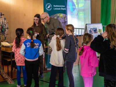 Stoisko Nadleśnictwa podczas "Bezpiecznych ferii 2024" na hali w Lwówku Śląskim