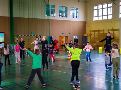 Ćwiczenia gimnastyczne podczas "Bezpiecznych ferii 2024" na hali w Lwówku Śląskim