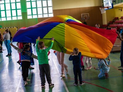 Dzieci bawią się podczas "Bezpiecznych ferii 2024" na hali w Lwówku Śląskim