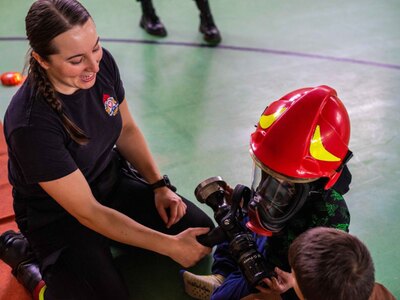 Przy stoisku OSP podczas "Bezpiecznych ferii 2024" na hali w Lwówku Śląskim