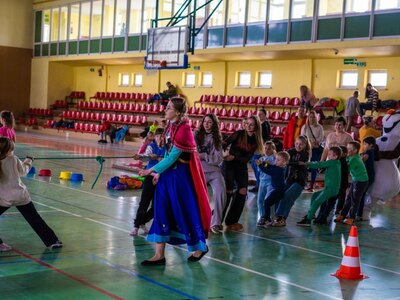 Zabawa z Panią animator podczas "Bezpiecznych ferii 2024" na hali w Lwówku Śląskim