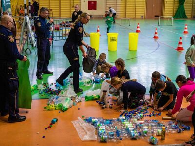 Zabawa edukacyjna podczas "Bezpiecznych ferii 2024" na hali w Lwówku Śląskim