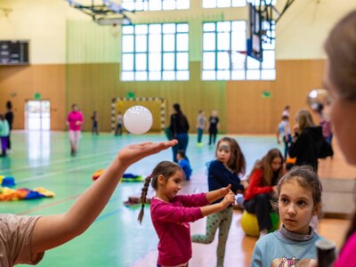 Pokazy i zabawa podczas "Bezpiecznych ferii 2024" na hali w Lwówku Śl.
