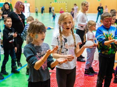 Uczestnicy imprezy "Bezpieczne ferie 2024" na hali w Lwówku Śląskim