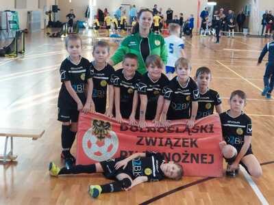 LWÓWECCY ZAWODNICY I ICH TRENERKA NA TURNIEJU FUTSAL DZPN