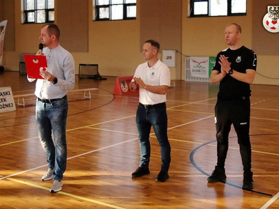ŁUKASZ WOŚ WITA DRUŻYNY NA TURNIEJU FUTSAL DZPN