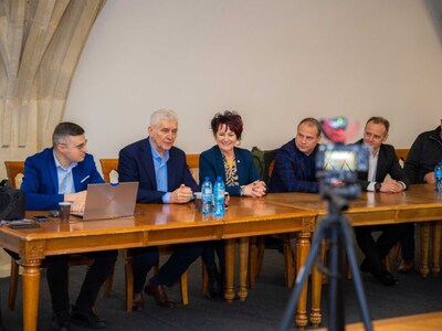 Prezes DZPN, Pani Burmistrz oraz działacze sportowi na spotkaniu w lwóweckim ratuszu