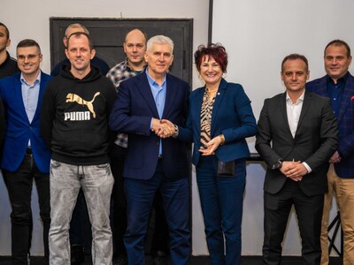 Prezes DZPN, Pani Burmistrz oraz działacze sportowi na spotkaniu w Lwówku Śląskim