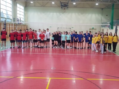 Szkolne drużyny na Mistrzostwach powiatu lwóweckiego w piłce siatkowej