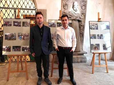 Marcel Wilk i Maciej Huzarewicz, autorzy wystawy reporterskiej