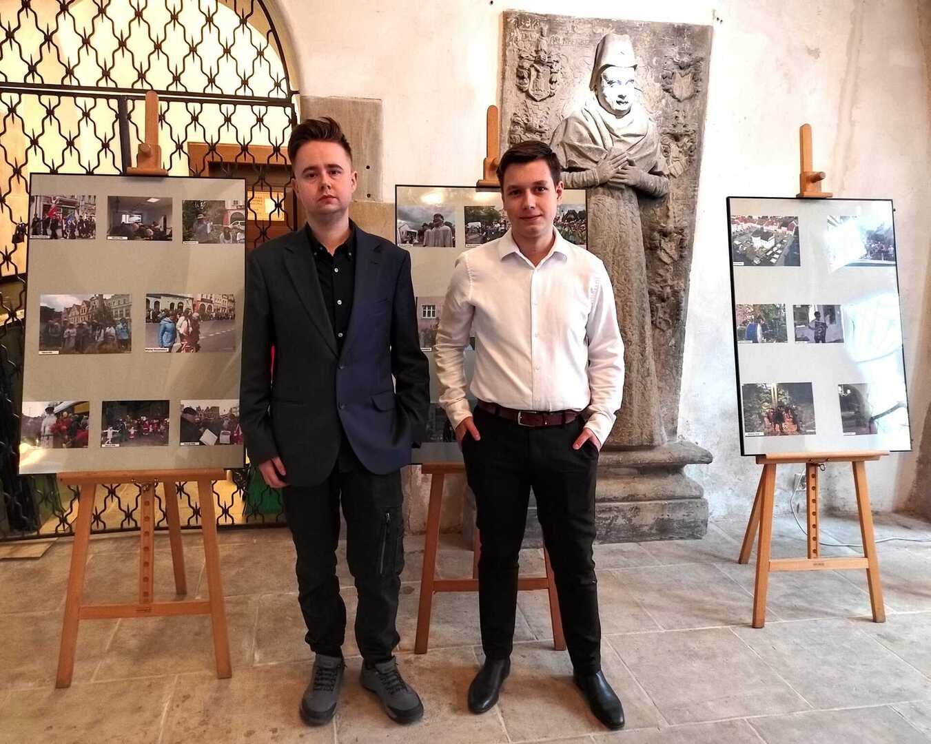 Marcel Wilk i Maciej Huzarewicz, autorzy wystawy reporterskiej