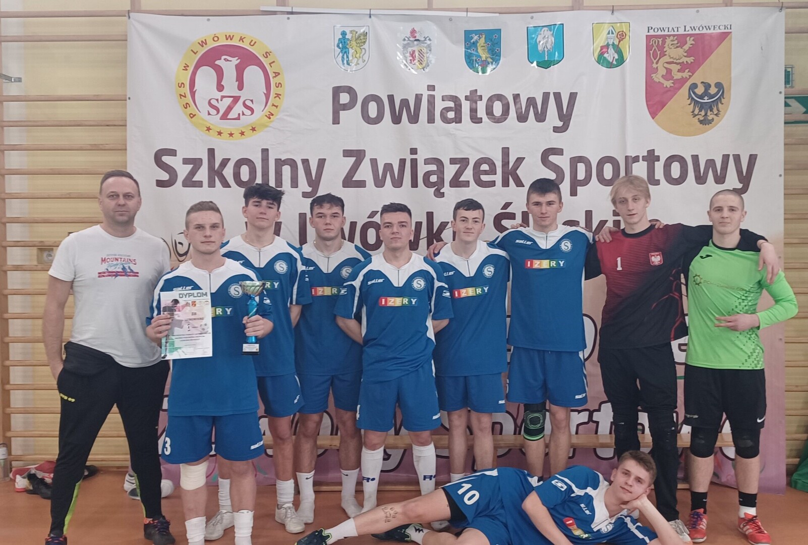 Zdjęcie zwycięskiej drużyny z Lubomierza
