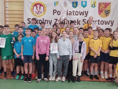 Zawodnicy na Mistrzostwach Powiatu w koszykówce