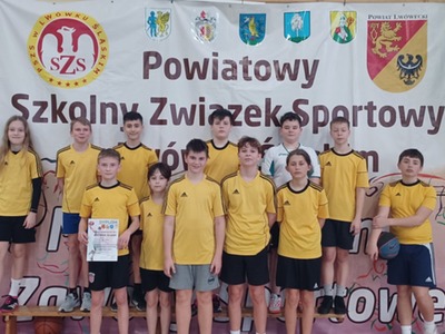 Drużyna chłopców z SP Lwówek Śl. na Mistrzostwach Powiatu w koszykówce