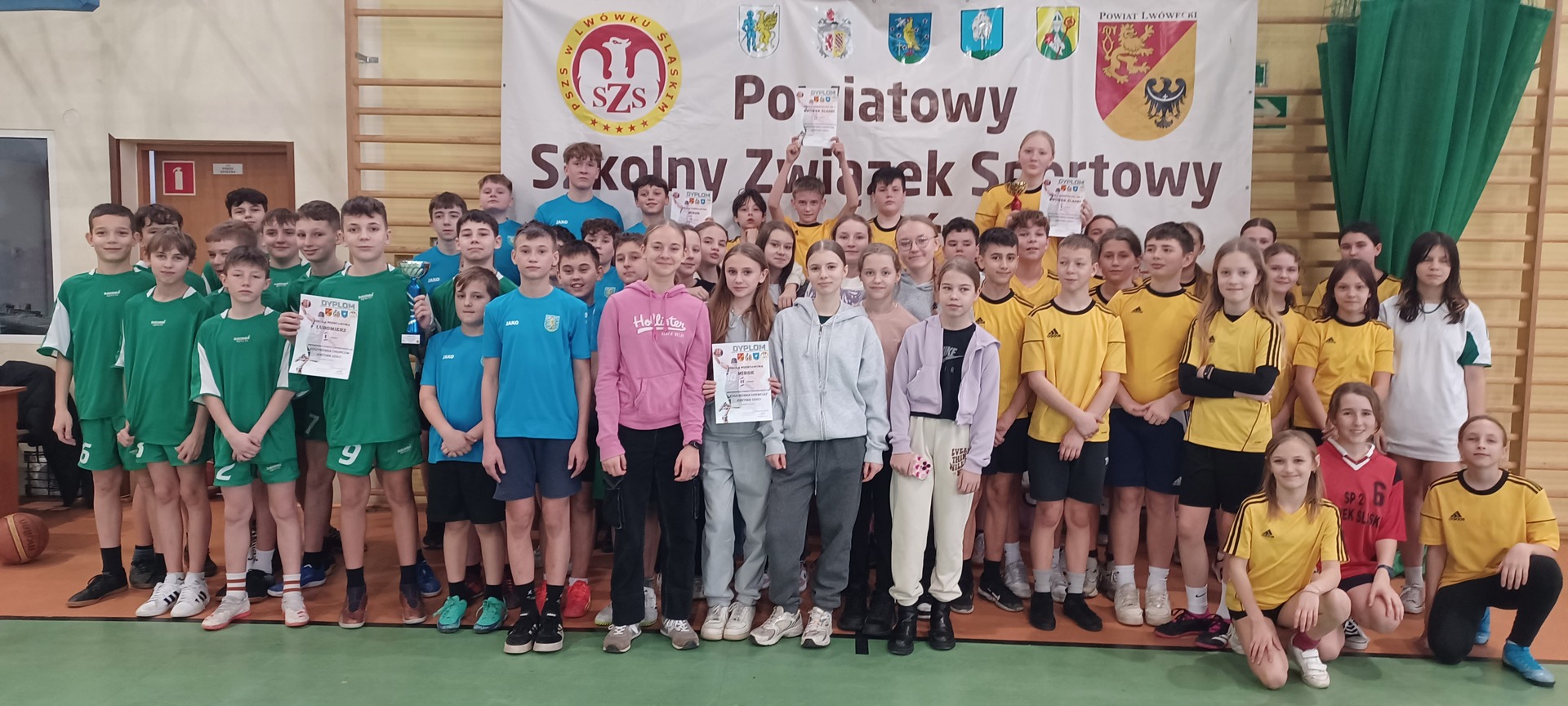 Zawodnicy na Mistrzostwach Powiatu w koszykówce