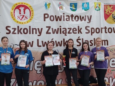 NAGRODZONE DZIEWCZĘTA - MISTRZOSTWA POWIATU W DRUŻYNOWYM TENISIE STOŁOWYM MŁODZIEŻY