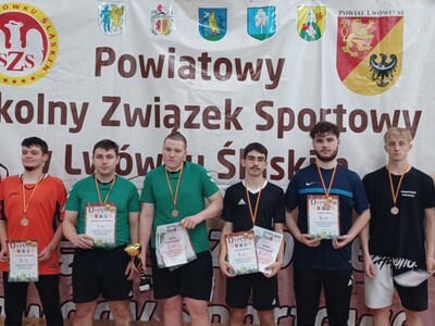 NAGRODZENI CHŁOPCY - MISTRZOSTWA POWIATU W DRUŻYNOWYM TENISIE STOŁOWYM MŁODZIEŻY
