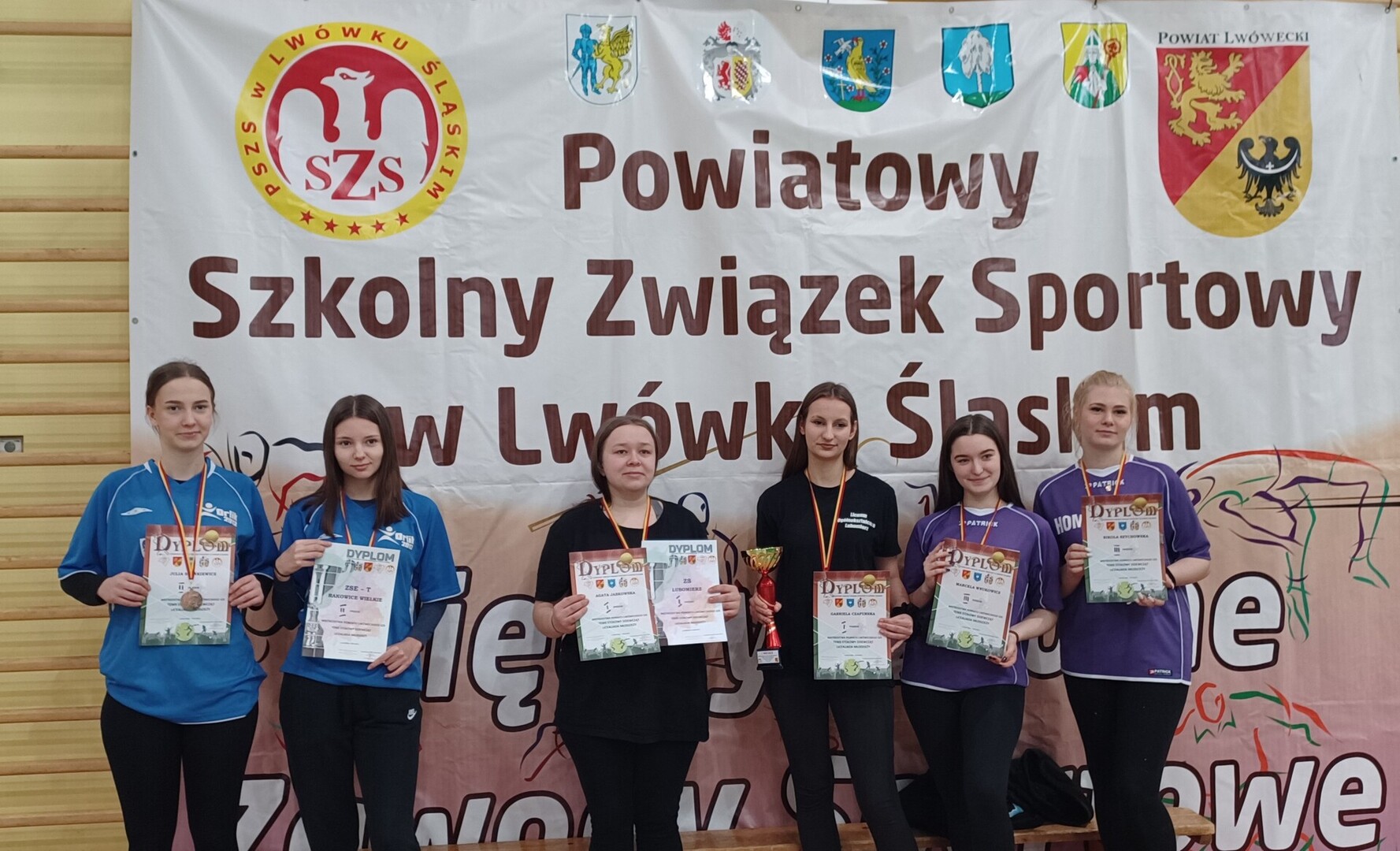 NAGRODZONE DZIEWCZĘTA - MISTRZOSTWA POWIATU W DRUŻYNOWYM TENISIE STOŁOWYM MŁODZIEŻY