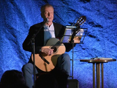 Jacek Rogulski, dziennikarz Muzycznego Radia, śpiewający poezję w autorskiej aranżacji na gitarze