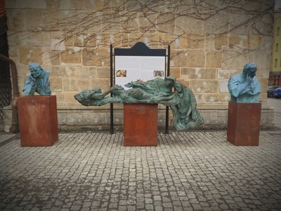 Rzeźby Jana Badyny na lwóweckim rynku, fot. 2 