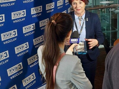 Burmistrz Mariola Szczęsna udziela wywiadu podczas X Kongresu Samorządowego
