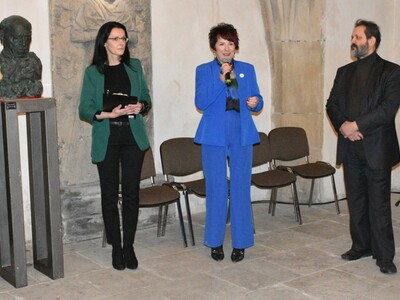 Pani Burmistrz przedstawia gościom uznanego rzeźbiarza Karola Badynę