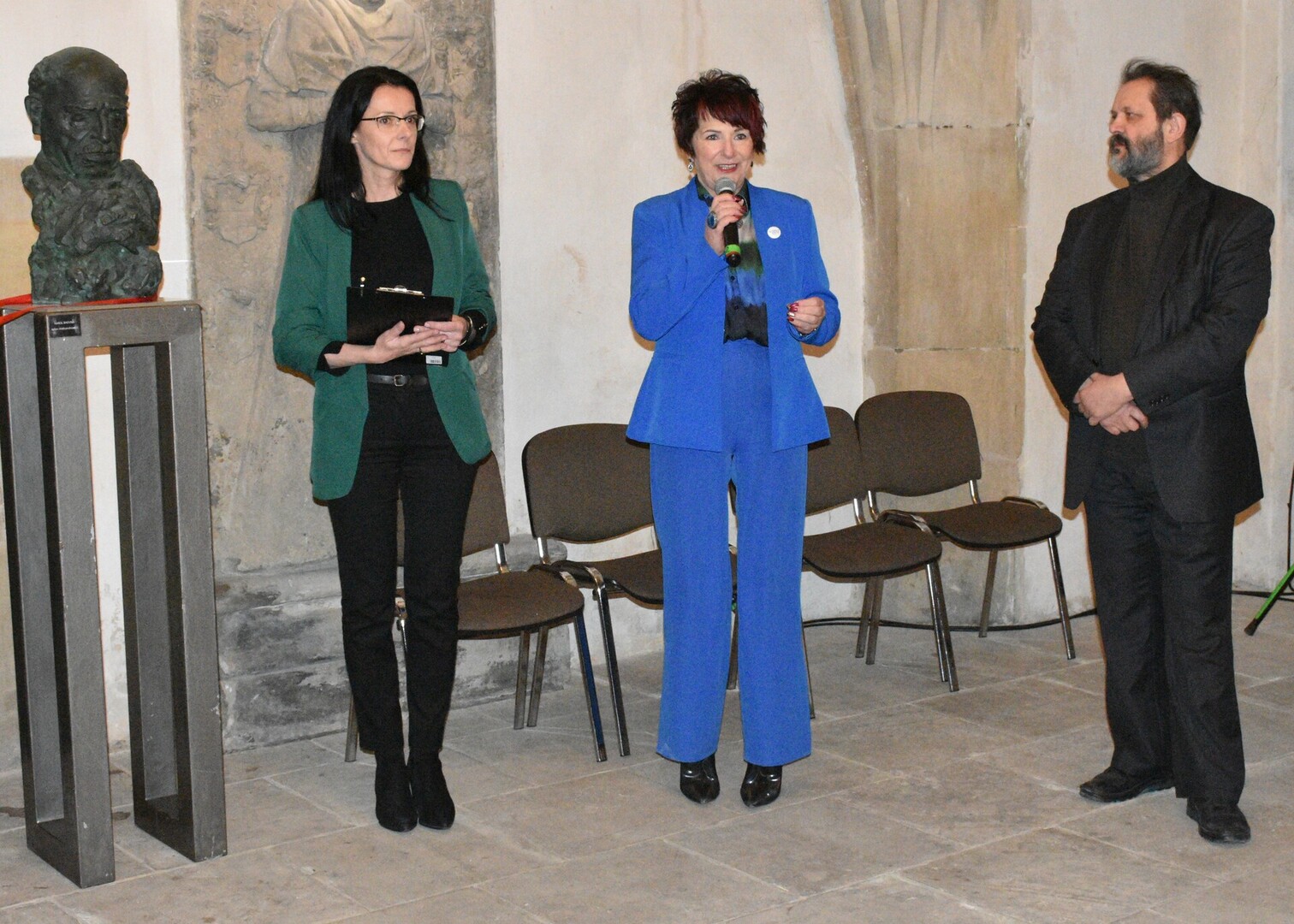 Pani Burmistrz przedstawia gościom uznanego rzeźbiarza Karola Badynę