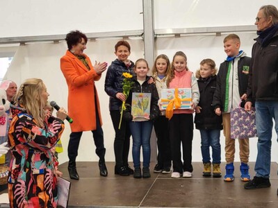 Pani Burmistrz, pracownicy LOK i nagrodzeni za I miejsce uczniowie Szkoły Podstawowej nr 1 w Lwówku Śl.