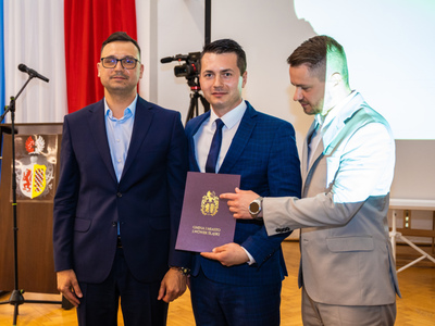 Radni odbierają dowód ślubowania z rąk Burmistrza Gminy i Miasta Lwówek Śląski Pana Dawida Kobiałki, fot. 13