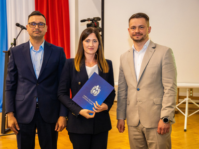 Radni odbierają dowód ślubowania z rąk Burmistrza Gminy i Miasta Lwówek Śląski Pana Dawida Kobiałki, fot. 1