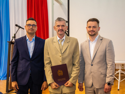 Radni odbierają dowód ślubowania z rąk Burmistrza Gminy i Miasta Lwówek Śląski Pana Dawida Kobiałki, fot. 2