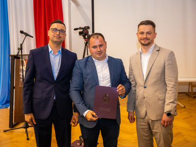 Radni odbierają dowód ślubowania z rąk Burmistrza Gminy i Miasta Lwówek Śląski Pana Dawida Kobiałki, fot. 4
