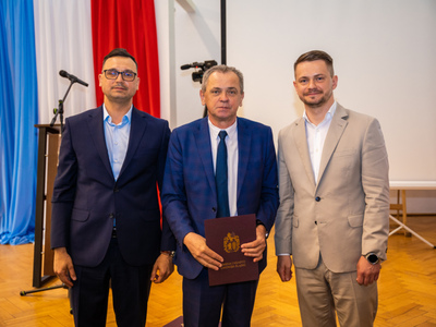 Radni odbierają dowód ślubowania z rąk Burmistrza Gminy i Miasta Lwówek Śląski Pana Dawida Kobiałki, fot. 5
