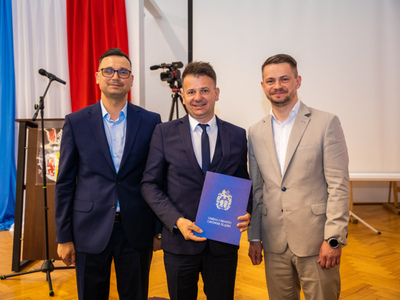 Radni odbierają dowód ślubowania z rąk Burmistrza Gminy i Miasta Lwówek Śląski Pana Dawida Kobiałki, fot. 6