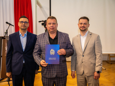 Radni odbierają dowód ślubowania z rąk Burmistrza Gminy i Miasta Lwówek Śląski Pana Dawida Kobiałki, fot. 7