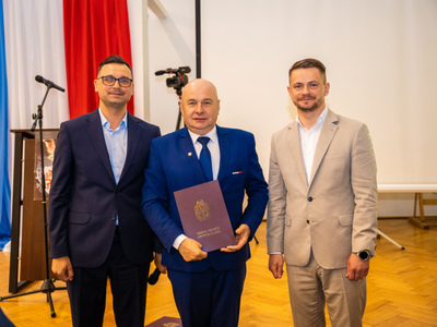 Radni odbierają dowód ślubowania z rąk Burmistrza Gminy i Miasta Lwówek Śląski Pana Dawida Kobiałki, fot. 8