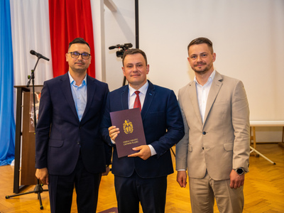 Radni odbierają dowód ślubowania z rąk Burmistrza Gminy i Miasta Lwówek Śląski Pana Dawida Kobiałki, fot. 9