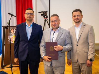 Radni odbierają dowód ślubowania z rąk Burmistrza Gminy i Miasta Lwówek Śląski Pana Dawida Kobiałki, fot. 11