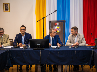 Radny Senior prowadzi I Sesję Rady Miejskiej IX kadencji w Sali Konferencyjnej UGiM Lwówek Śląski