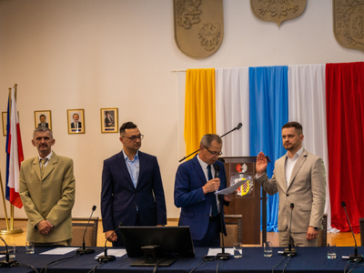 Radny Senior przeprowadza akt ślubowania Burmistrza Gminy i Miasta Lwówek Śląski