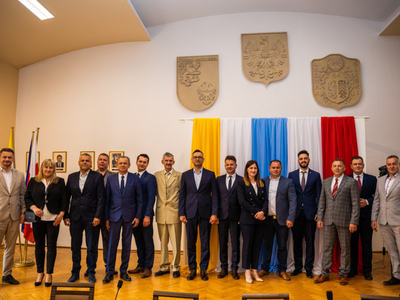 Pamiątkowe zdjęcie Pana Burmistrza Dawida Kobiałki oraz Radnych Gminy i Miasta Lwówek Śląski 