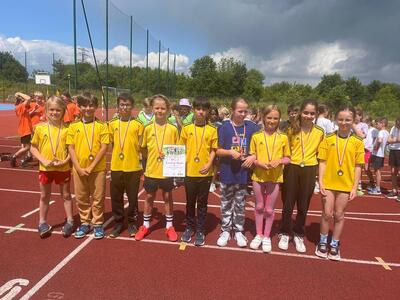 MISTRZOSTWA STREFY JELENIOGÓRSKIEJ SZS – TRÓJBÓJ LEKKOATLETYCZNY