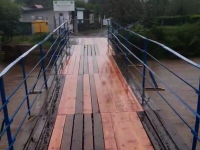 Zakaz wchodzenia na kładkę na Bobrze