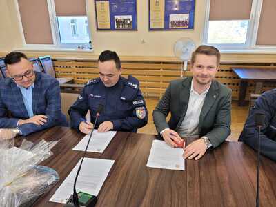 BURMISTRZ PRZEKAZAŁ ALKOMAT LWÓWECKIEJ POLICJI, FOT. 8