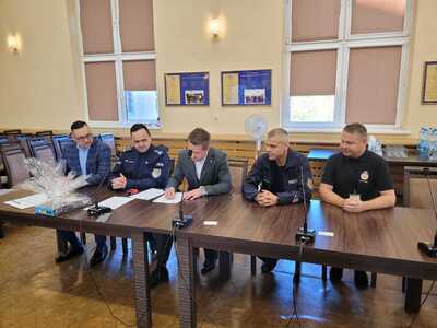 BURMISTRZ PRZEKAZAŁ ALKOMAT LWÓWECKIEJ POLICJI, FOT. 3