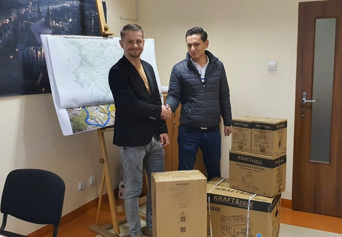 PAN BURMISTRZ PODZIĘKOWAŁ ZA CENNY SPRZĘT DLA POWODZIAN
