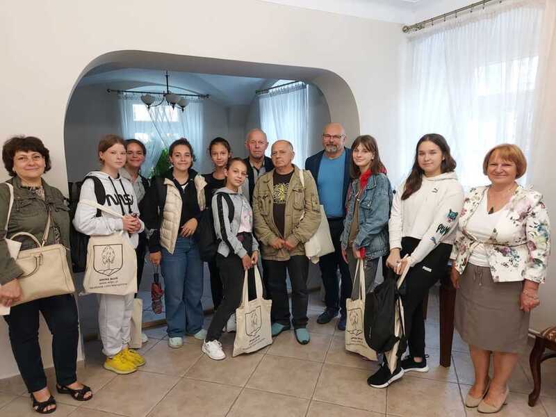 Zdjęcie przedstawia wizytę młodzieży wraz z opiekunami z gminy partnerskiej Lubień Wielki na Ukrainie.